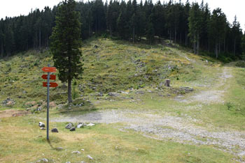 Sedlo Isteje ima planinski smerokaz, saj je tu razpotje za več planinskim poti.