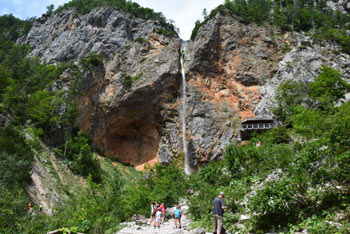 Slap Rinka se nahaja na koncu gorske doline in je v poletnih mesecih prava turistična atrakcija.