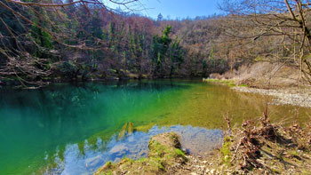 Zelen tolmun primorske reke Reke na dnu tesne soteske.