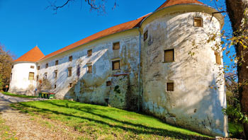 Izlet k Šrajbarskemu turnu nas popelje okoli mogočnega renesančnega gradu pri Krškem.