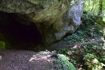 Pri Radljah ob Dravi se v tesni hudourniški grapi nahaja ena prvih turističnih kraških jami pri nas Huda luknja.