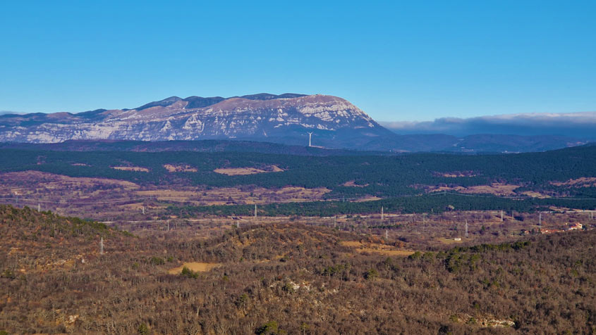 Stari Tabor se ponaša z pogledom, ki preko Krasa sega vse do Nanoške planote.