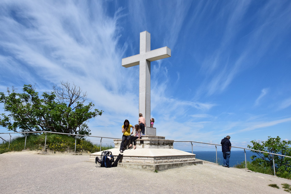 Visok Strunjanski križ je priljubljena izletniška točka, na poti k njemu pa se odpre razgled na Piran.