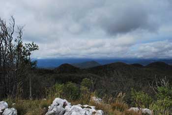 Suhi vrh se nahaja med Nanosom in Križno goro, ki je blizu Cola.