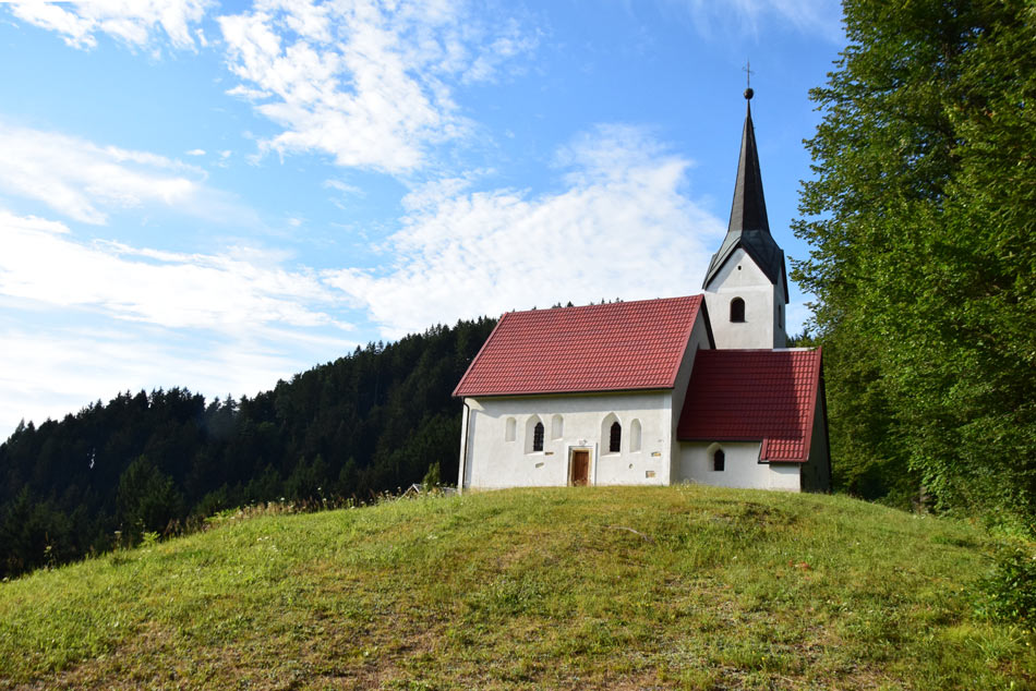 Cerkvica svetega Filipa in Jakoba se nahaja na Golavabuki na Koroškem visoko nad Mislinjsko dolino.