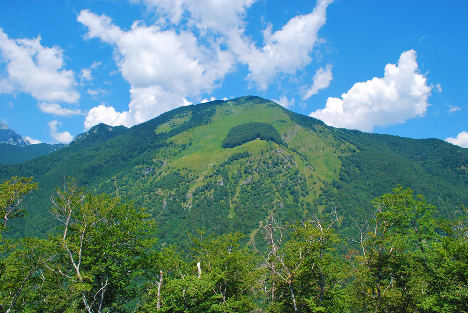Nad Preddvorom je planinski dom Iskra in cerkvica svetega Jakoba pri kateri se odpre pogled na Hudičev boršt in pobočja Cjanovce.