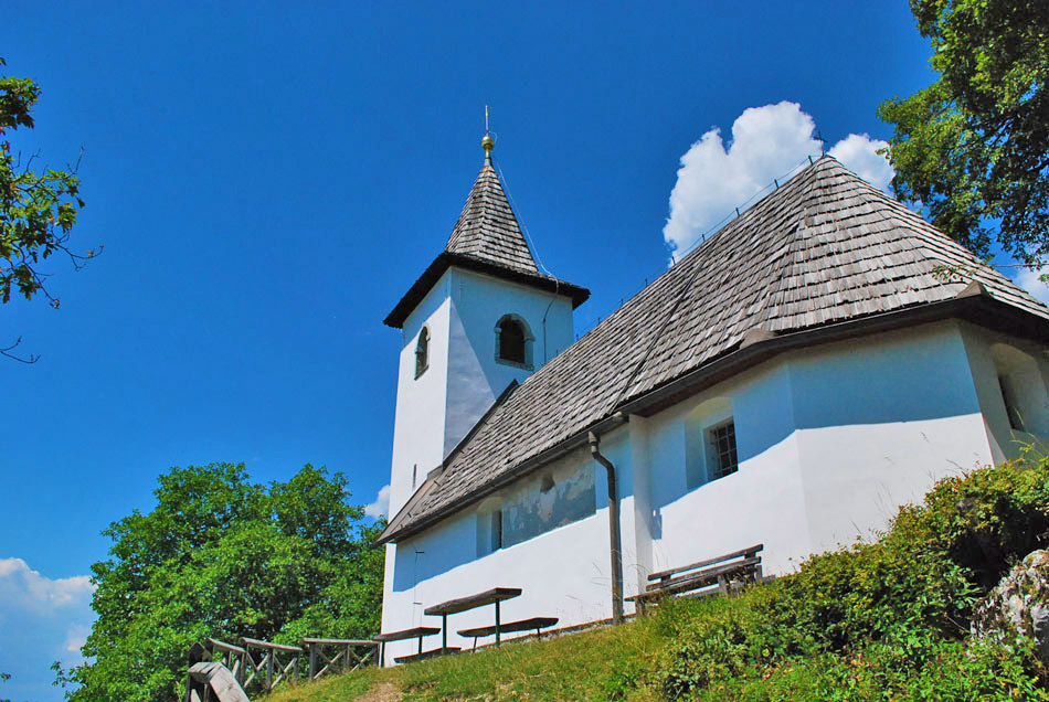 Pot do planinskega doma Iskra in cerkve svetega Jakoba nad Preddvorom lahko pridejo tudi družine z otroci.