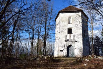 Sveti Jožef nad Preserjem je visoka gotska cerkevica sredi gozda.