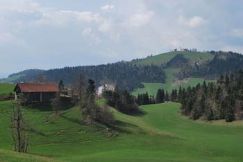 Sveti Nikolaj sredi Rovtarskih hribov je odličen cilj nedeljskega družinskega izleta.