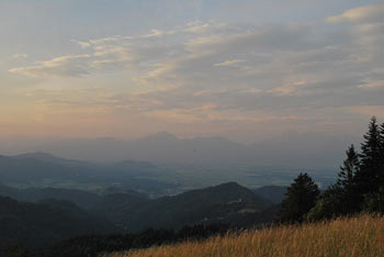 Sveti Ožbolt se nahaja vrh razglednega slemena v Polhograjskem hribovju zato se ponaša z izvrstnimi razgledi.