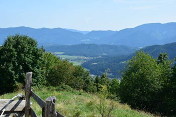 Sveti Primož nad Ljubnim ima razglede na okoliška hribovja zgornjesavinjske doline.
