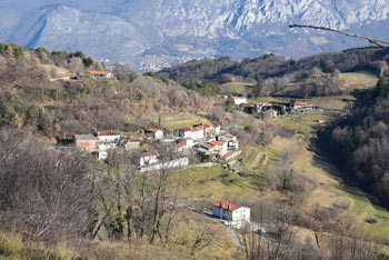 Razgled na lepo ohranjeno kraško vasico Erzelj z zaselka Tabor nad njo.