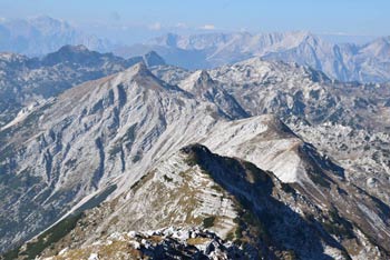 Tolminski Kuk se nahaja visoko nad Komno, nanj pa se odpravimo, ko gremo v Julijske Alpe preko planine Razor.