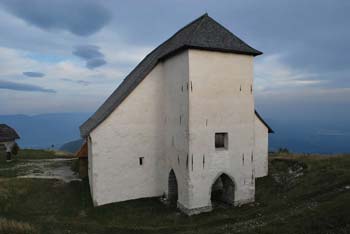 Najvišje ležeča cerkev v Sloveniji se nahaja na Uršlji gori.
