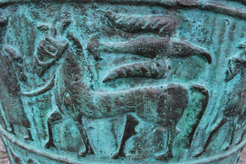 Detajl z vaške situle prikazuje konja in nad njim ptico.