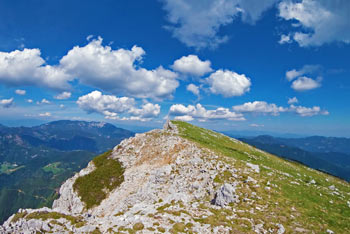 Velika Raduha je s planine Loke primerna za vzpon tudi za mlajše otroke.