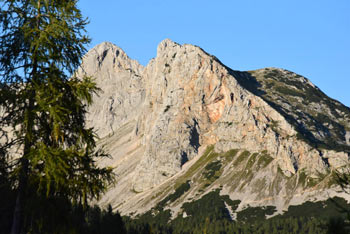 Velika vrata so visokogorski preval v brezpotnem predelu Julijskih Alp, kjer bomo srečali malo planincev.