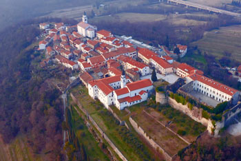 Vipavski Križ je primorsko zgodovinsko mestece z rdečimi strehami vrh hriba.