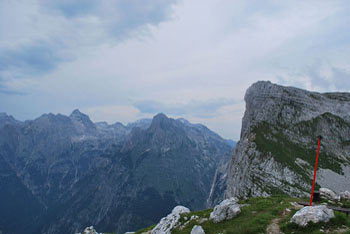 Zasavska koča na Prehodavcih je ena izmed priljubljenih planinskih postojank v Julijskih Alpah.