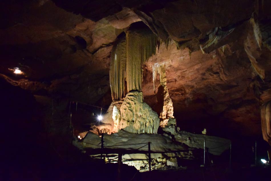 Županova jama se ponaša z nekaj metrov visokim kapnikom stalagmitom.