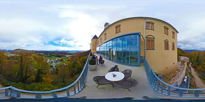 Panoramski posnetek z zelo razgledne grajske terase gradu Podčetrtek.