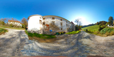 Panoramski posnetek narejen pred severno steno gradu Šrajbarski turn pri Krškem.