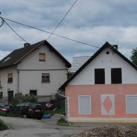 travnice-1 - Hiša v vasi Gornje Ponikve, kjer zavijemo desno proti Travnicam.